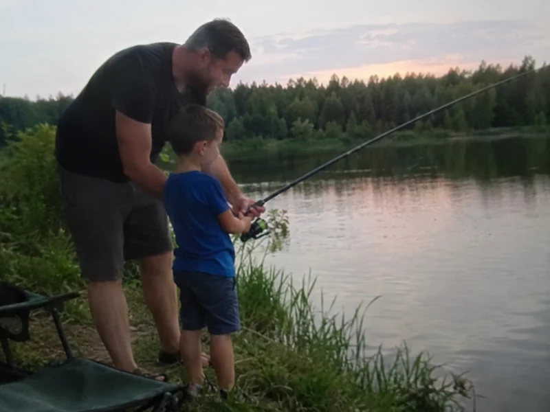 Ojciec uczy dziecko łowić ryby